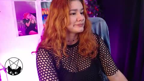 Snapshot of iammari_ chatting on 01.06.25 Mari online show from 01.06.25