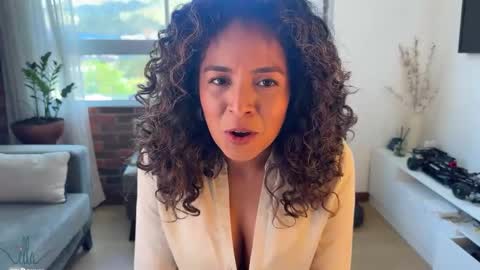 Snapshot of illaroom chatting on 01.23.25 Kloe online show from 01.23.25