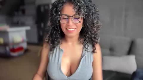 Snapshot of illaroom chatting on 09.27.25 Kloe online show from 09.27.25