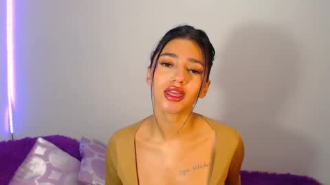 Snapshot of innocent_fox chatting on 12.06.24 Abril online show from 12.06.24