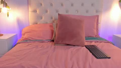 Snapshot of isabella_flowerss chatting on 09.24.25 online show from 09.24.25