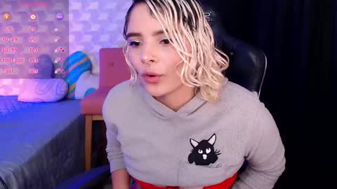 Snapshot of isabellamoutt chatting on 12.21.24 Isabella Mout online show from 12.21.24