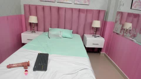 Snapshot of isis_loraine_ chatting on 03.04.25 ISIS online show from 03.04.25