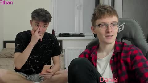 Snapshot of ithan_red chatting on 10.03.25 Ethan online show from 10.03.25