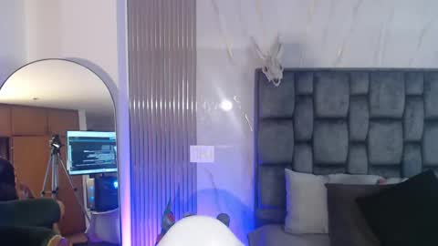 Snapshot of jade_fg chatting on 10.20.25 Sara online show from 10.20.25