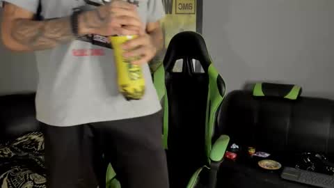 Snapshot of jamesinked_ chatting on 01.04.25 Jamesinked online show from 01.04.25