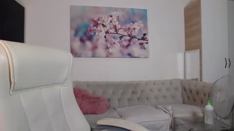 Snapshot of janellebrown_ chatting on 12.14.24 Janelle Brown online show from 12.14.24