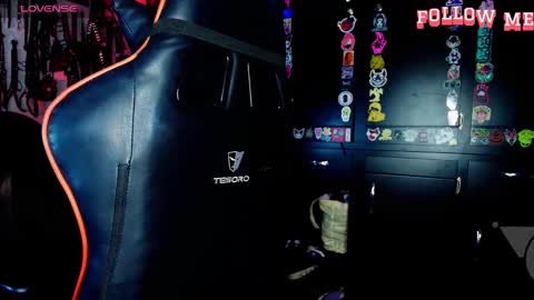 Snapshot of janna_ink chatting on 11.08.25 online show from 11.08.25