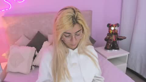 Snapshot of jean_monroe chatting on 09.10.25 Jean online show from 09.10.25