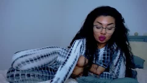 Snapshot of jessebella chatting on 02.11.25 jesse online show from 02.11.25