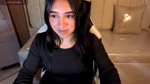 Snapshot of juliana_tx chatting on 11.07.25 Online 2200 to 600 online show from 11.07.25