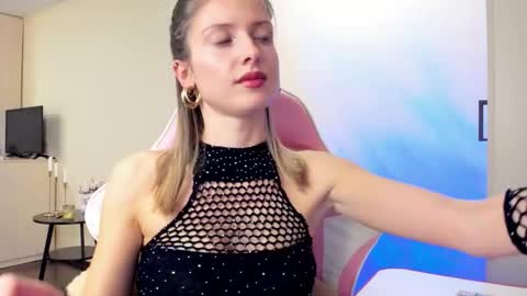 Snapshot of julie_flores chatting on 10.07.25 Julie online show from 10.07.25