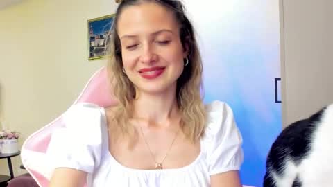 Snapshot of julie_flores chatting on 10.10.25 Julie online show from 10.10.25