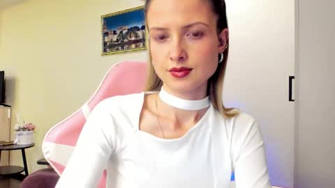 Snapshot of julie_flores chatting on 10.15.25 Julie online show from 10.15.25