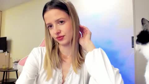 Snapshot of julie_flores chatting on 10.18.25 Julie online show from 10.18.25