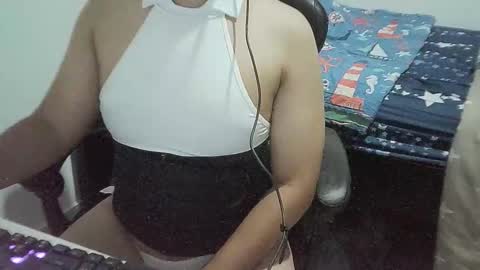 Snapshot of juligurlygirly chatting on 09.29.25 juligurlygirly online show from 09.29.25