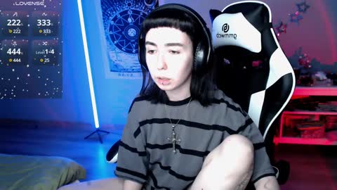 Snapshot of julscinamon chatting on 01.05.25 Baroness Von Cringe online show from 01.05.25