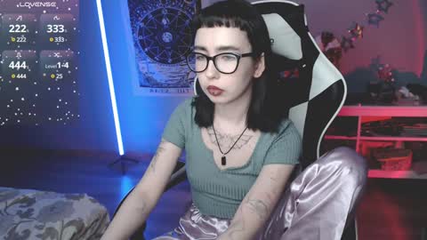 Snapshot of julscinamon chatting on 01.10.25 Baroness Von Cringe online show from 01.10.25