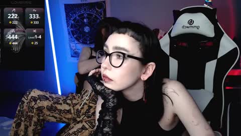 Snapshot of julscinamon chatting on 01.12.25 Baroness Von Cringe online show from 01.12.25