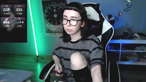 Snapshot of julscinamon chatting on 01.14.25 Baroness Von Cringe online show from 01.14.25