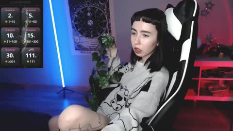 Snapshot of julscinamon chatting on 01.18.25 Baroness Von Cringe online show from 01.18.25