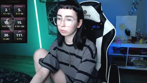 Snapshot of julscinamon chatting on 02.22.25 Baroness Von Cringe online show from 02.22.25