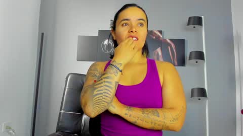Snapshot of karlyjons_ chatting on 12.19.24 online show from 12.19.24