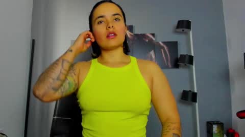 Snapshot of karlyjons_ chatting on 02.11.25 online show from 02.11.25