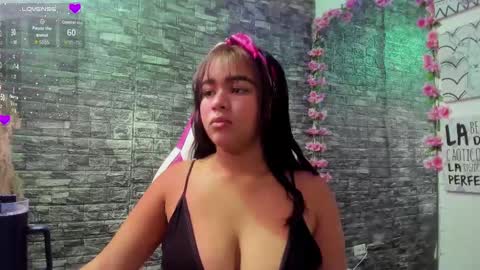 Snapshot of karoll__sex chatting on 10.18.25 KAROLL online show from 10.18.25