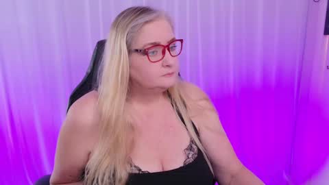 Snapshot of katdsinclair chatting on 02.04.25 Kat D Sinclair online show from 02.04.25