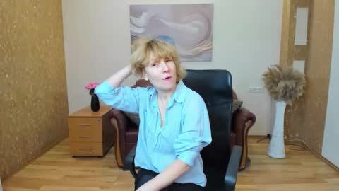 Snapshot of kate_jacksons chatting on 11.19.25 Kate Jackson online show from 11.19.25