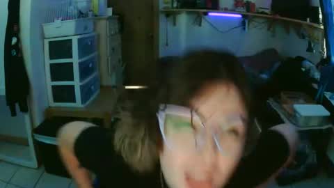 Snapshot of kawaiicvnt420 chatting on 11.18.25 kawaiicvnt420 online show from 11.18.25