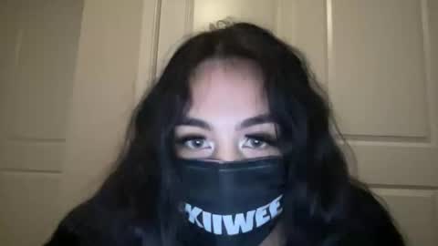 Snapshot of kiiwee chatting on 10.29.25 KIIWEE online show from 10.29.25