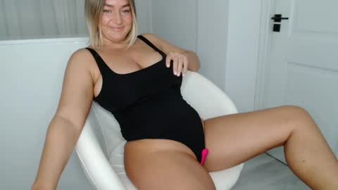 Snapshot of kiki_akai chatting on 10.24.25 Ada online show from 10.24.25