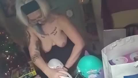 Snapshot of kikilovespartylights chatting on 12.21.24 kikilovespartylights online show from 12.21.24