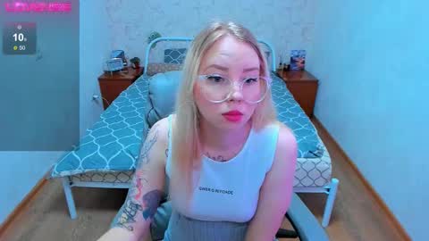 Snapshot of kim_girl_next_door chatting on 11.08.25 KIM online show from 11.08.25