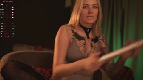 Snapshot of kinkylina_ chatting on 12.30.24 kinkylina_ online show from 12.30.24