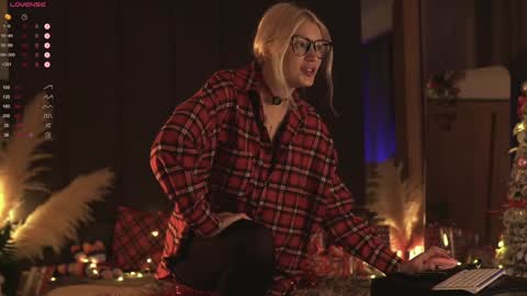 Snapshot of kinkylina_ chatting on 01.01.25 kinkylina_ online show from 01.01.25