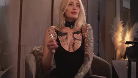 Snapshot of kinkylina_ chatting on 02.19.25 kinkylina_ online show from 02.19.25