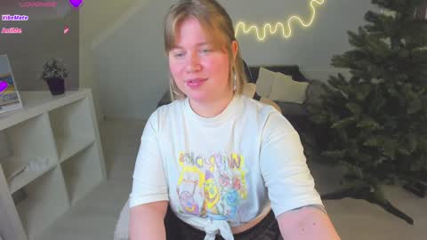 Snapshot of kira_citro chatting on 12.08.24 Kira NEXT STREAM December 4 5pm CET 11am EST online show from 12.08.24