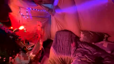 Snapshot of kissahsins chatting on 12.21.24 Kissah Kreampuff online show from 12.21.24