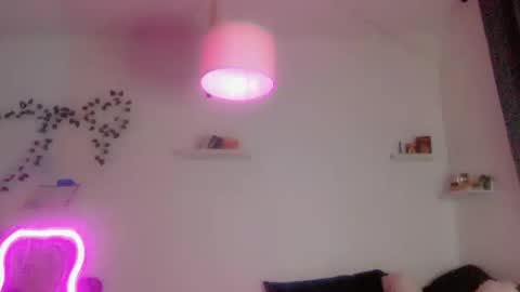 Snapshot of kissahsins chatting on 10.10.25 Kissah Kreampuff online show from 10.10.25