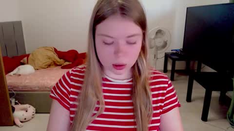 Snapshot of kitten_jenny01 chatting on 10.28.25 Jennyblonde and Emmabrunette online show from 10.28.25