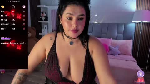 Snapshot of krysstal__ chatting on 02.25.25 online show from 02.25.25