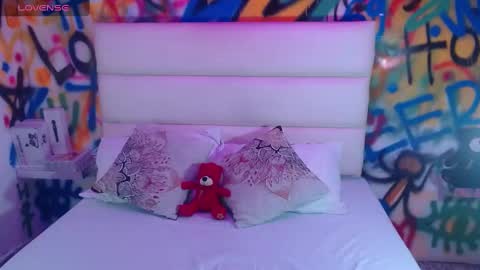 Snapshot of kyliiebaker chatting on 01.10.25 Kylie online show from 01.10.25