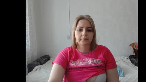 Snapshot of lady_cute_cat chatting on 01.18.25 lady cute cat29 online show from 01.18.25