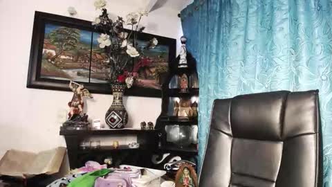 Snapshot of laia_hadid chatting on 10.05.25 laia_hadid online show from 10.05.25