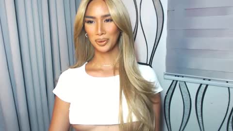 Snapshot of lanadel_hilton chatting on 02.19.25 Lana online show from 02.19.25