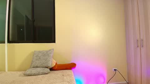 Snapshot of lauren_gil_ chatting on 12.08.24 1 online show from 12.08.24