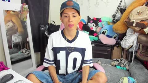 Snapshot of laurencesophiets chatting on 01.08.25 SF online show from 01.08.25